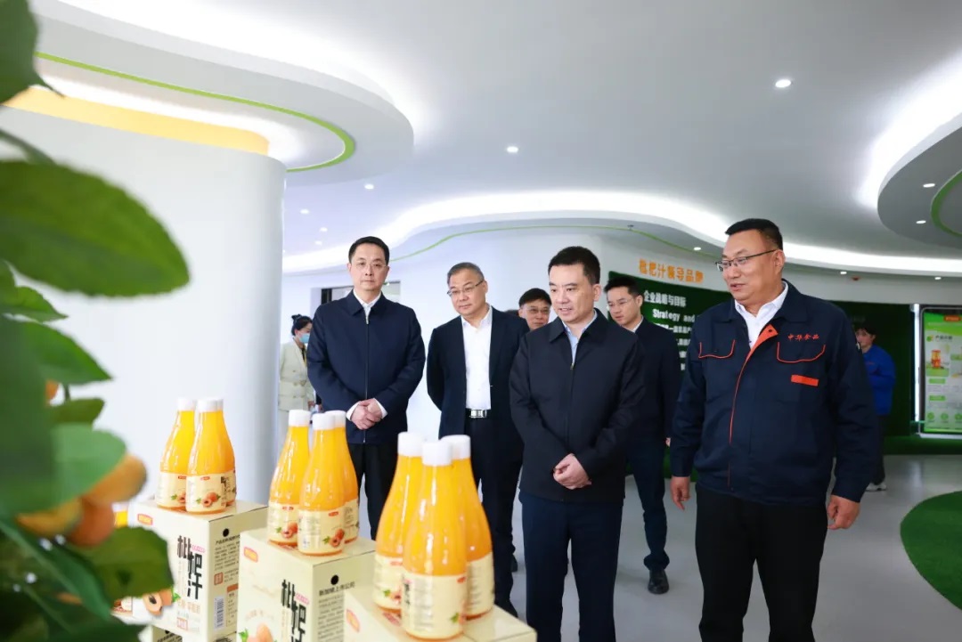 江西(xī)省副省長(cháng)一(yī)行(xíng)莅臨江西(xī)中華食品工(gōng)業(yè)集團産業(yè)園指導工(gōng)作(zuò)